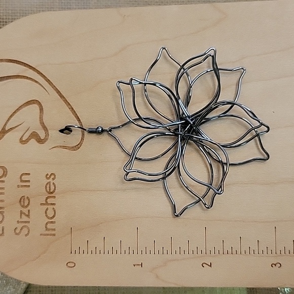 FLORAL SCULPTURE EARRINGS - Picture 4 of 6